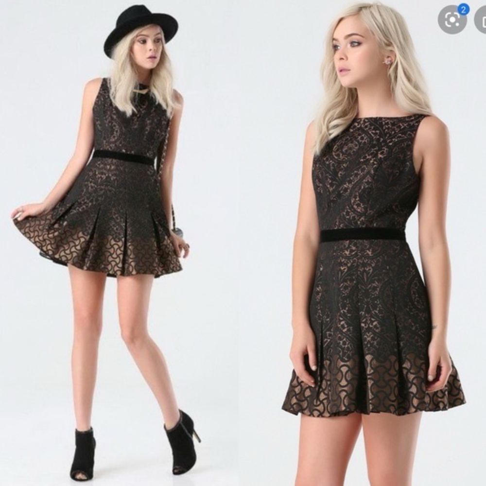 Bebe Lina Metallic Jacquard Flare black dress great condition worn once

Size: 6